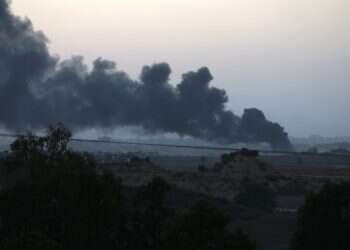 עשן מיתמר מתקיפות חיל האוויר השבת בחאן יונס. צילום: EPA