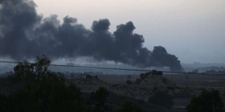 עשן מיתמר מתקיפות חיל האוויר השבת בחאן יונס. צילום: EPA