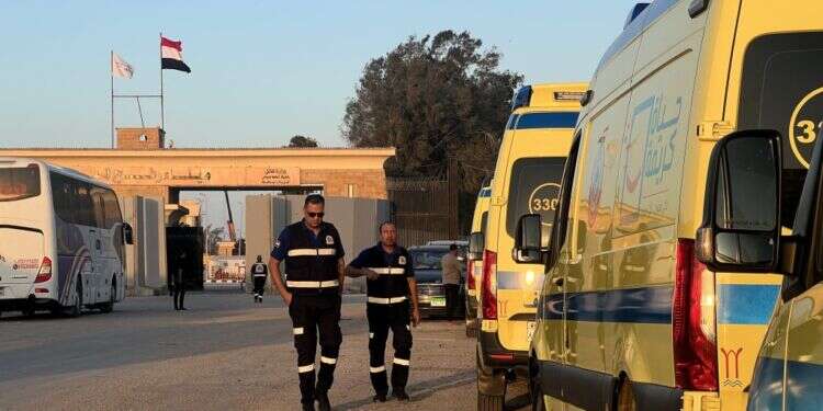 מצרים במעבר רפיח. צילום: EPA רפיח: חמאס אוסר על יציאתם של בעלי דרכונים זרים מרצועת עזה