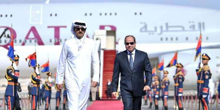 נשיא מצרים א־סיסי ואמיר קטאר צילום: אי.פי.איי "סיכון להתרחבות אזורית": העולם הערבי מגיב למתקפה האיראנית