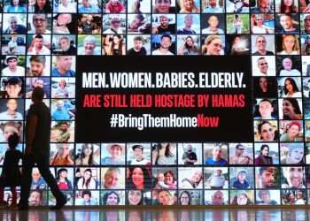 מודעת חטופים בתל-אביב. צילום: EPA