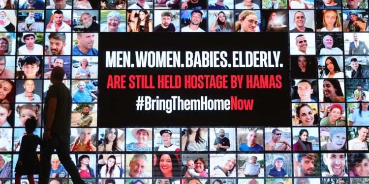 מודעה להעלאת המודעות לחטופים בתל-אביב. צילום: EPA מודעת חטופים בתל-אביב. צילום: EPA