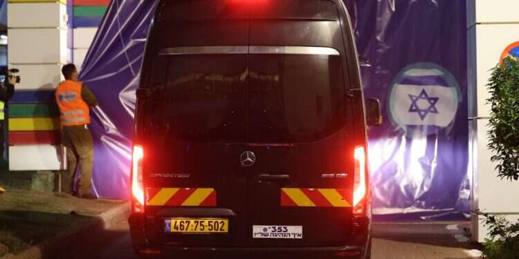 רכב ישראלי נושא את החטופים המשוחררים לקבלת טיפול רפואי בבית החולים שיבא. צילום: EPA דיור מוגן ועובד זר: פורסם סל המענקים לאזרחים ותיקים שיחזרו משבי חמאס