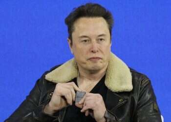 אילון מאסק מציג את שרשרת החטופים שקיבל ביקור בעוטף עזה