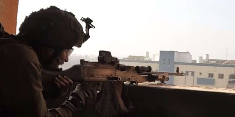 צילום מסך מתוך סרטון של דו לוחמי הצנחנים כבשו את חטיבת העיר עזה ומשרד המודיעין של חמאס