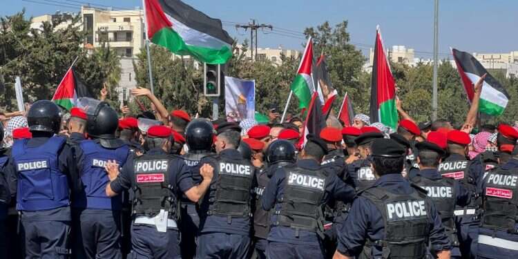 שוטרים ירדנים חוסמים מפגינים פרו־פלסטינים. צילום: רויטרס התושבים בגבול ירדן חוששים: "לא רוצים להיות 7 באוקטובר הבא"