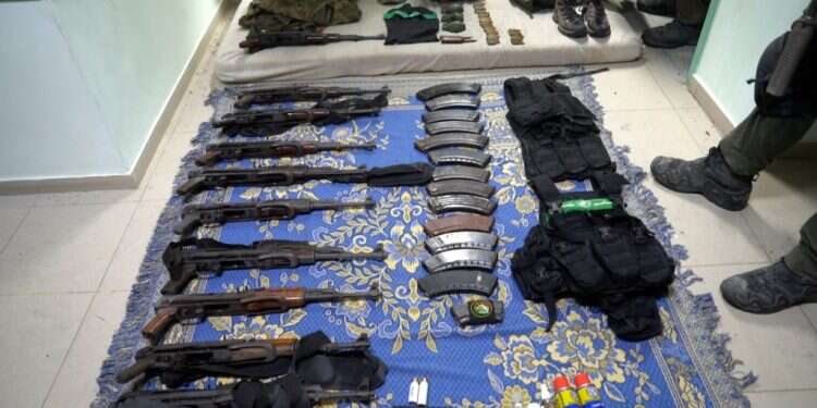 חלק מהציוד הצבאי שהתגלה בבית חולים שיפא בעזה. צילום: דובר צה צהל חושף: מפקדה מבצעית ואמצעי לחימה בבית החולים שיפאא׳