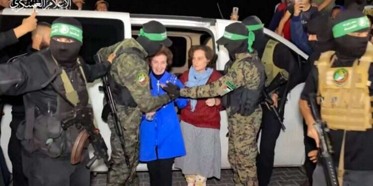 אירנה טטי וילנה טרופנוב משוחררות משבי חמאס. צילום: AFP עיכוב בשחרור עשרה חטופים: ילנה טרופנוב ואירנה טאטי שוחררו משבי חמאס