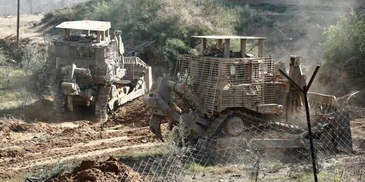 דחפורי D9 ברצועת עזה. צילום: דובר צה רובוט חמוש במספריים ו-D9 על שלט: הטכנולוגיות שפותחו במהלך הלחימה