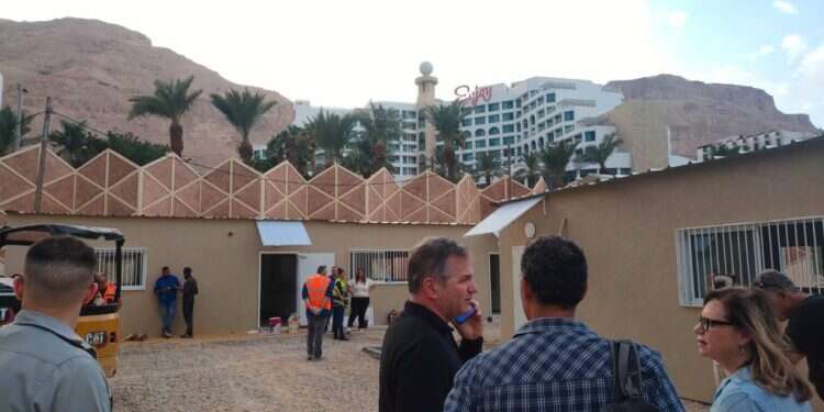 יואב קיש מסייר עם פיני הרוש בבית הספר החדש בים המלח. צילום: ישי אלמקייס השר ביקש, האלוף אישר: בית ספר חדש למפונים  יחנך בשבוע הבא בים המלח