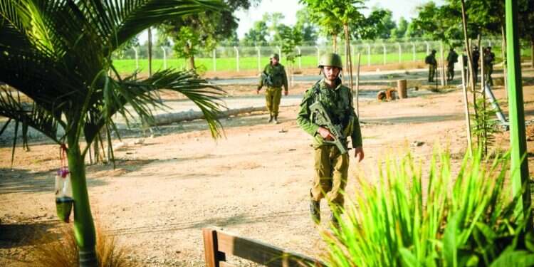 חיילים בקיבוץ חולית. צילום: אריק מרמור, פלאש 90 קוראים להם "הפזורה", אבל עכשיו הם פתאום "משפחות החטופים"