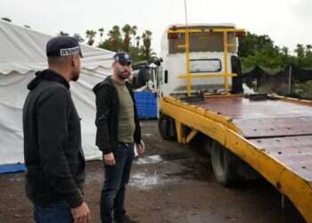 התחזו לכוחות עזר בעוטף עזה ובזזו רכבים של נרצחים ומפונים