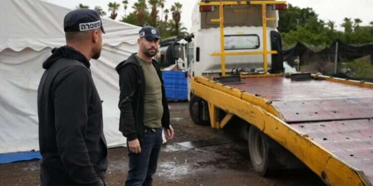 התחזו לכוחות עזר בעוטף עזה ובזזו רכבים של נרצחים ומפונים