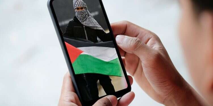 הסתה נגד ישראל ברשתות החברתיות. צילומים: AFP ושאטרסטוק עכרמה סברי ממשיך להסית: "הפולשים היהודים שוב עולים למסגד אל-אקצא"