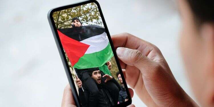 הסתה נגד ישראל ברשתות החברתיות. צילומים: AFP ושאטרסטוק "נסלקם מארצם נכנעים ומבוזים": מעל 70 כתבי אישום הוגשו על עבירות תמיכה בטרור