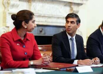 שרת הפנים הבריטית פוטרה לאחר שכתבה נגד מפגינים תומכי חמאס