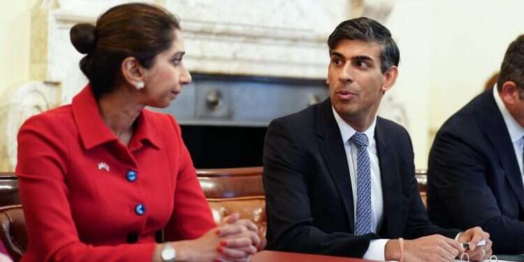 ראש הממשלה רישי סונאק ושרת הפנים סואלה ברוורמן. צילום: AFP שרת הפנים הבריטית פוטרה לאחר שכתבה נגד מפגינים תומכי חמאס