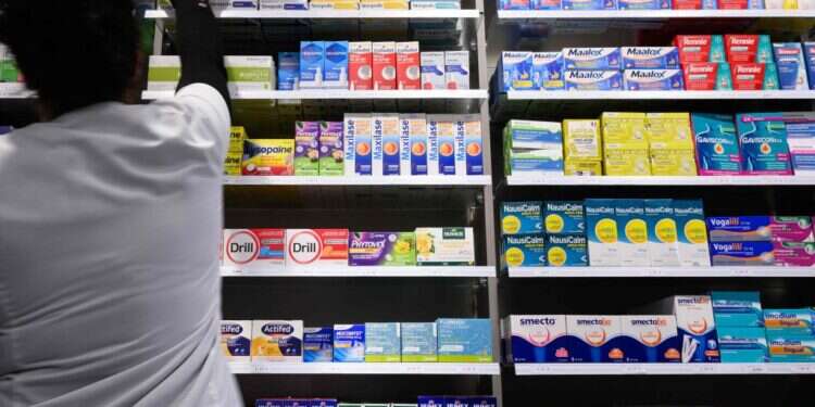 בית מרקחת, אילוסטרציה. צילום: AFP מונו חברי ועדת סל התרופות ל-2024: הרב י"צ רימון בפנים