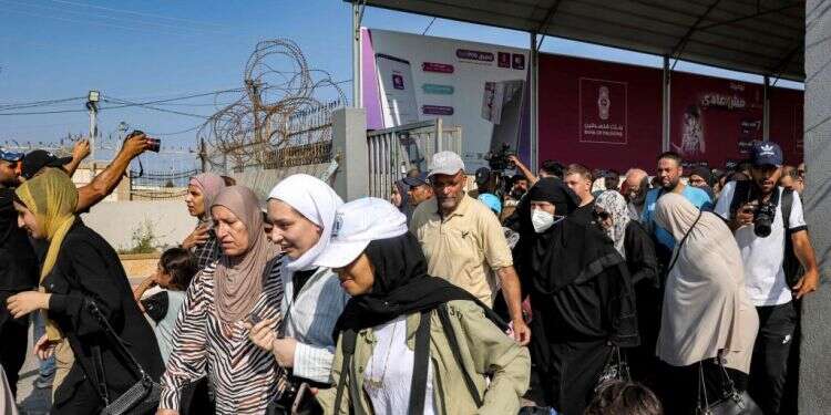 עזתים יוצאים למצרים דרך מעבר רפיח. צילום: AFP על ישראל מוטלת חובה מוסרית להשיק פרויקט הגירה מרצון מעזה