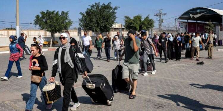 המעבר לגבול מצרים דרך מעבר רפיח. צילום: AFP התנאים, הביקורת והמכשול המצרי: תוכנית אמריקנית לקליטת פליטים מעזה