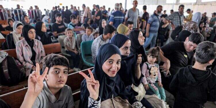 עזתים באזור ההמתנה במעבר רפיח לקראת יציאה למצרים. צילום: AFP על ישראל מוטלת חובה מוסרית להשיק פרויקט הגירה מרצון מעזה