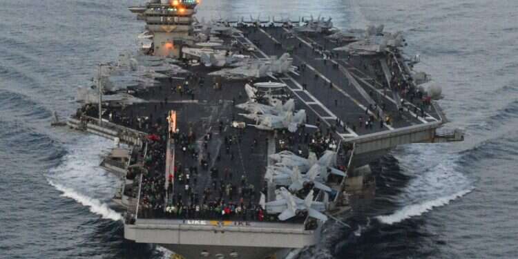 נושאת המטוסים האמריקנית אייזנהאואר בדרכה למזרח התיכון, לפני כשבועיים. צילום: איי.אף.פי תימן, עיראק וסוריה: המלחמה בעזה גורמת לארה"ב להעמיק פעילות במזרח התיכון