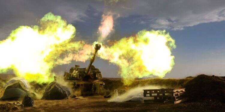 טנק ישראלי יורה. צילום: AFP האיום המרכזי על הכוחות בעזה: חוליות נ"ט של חמאס