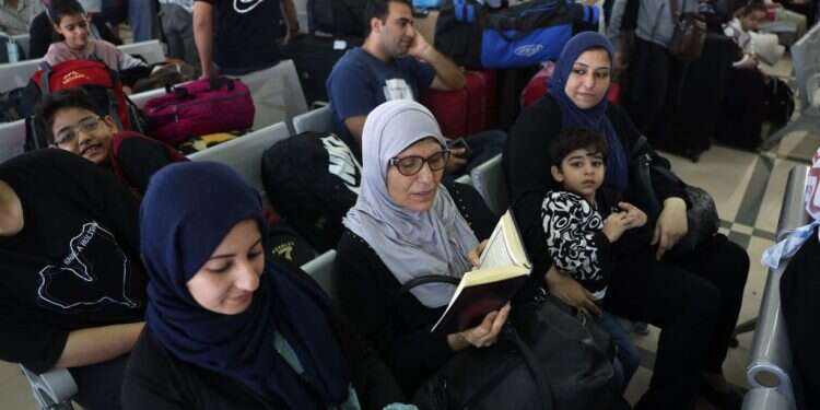 דיווח: ישראל מגייסת תמיכה בינלאומית להעברת מאות אלפי עזתים לסיני