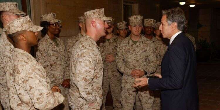 מזכיר המדינה האמריקני אנתוני בלינקן מבקר בבסיס מרינס בעיראק. צילום: AFP מתגייסים לעזרת חמאס: כטב"ם עמוס בחומר נפץ כמעט הרג חיילים אמריקנים