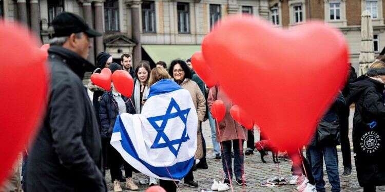 הפגנת תמיכה בישראל בדנמרק. צילום: AFP כך הפך יוסף חדאד לפנים של המדינה בחזית הבינלאומית