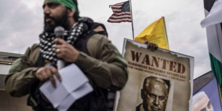 הפגנה בעד חמאס ביוהנסבורג. צילום: AFP פשעי שנאה, איומים ברצח והפגנות בעד חמאס: האנטישמיות גואה בכל העולם