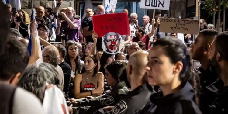 מפגינים נגד ראש הממשלה בירושלים, במוצאי שבת. צילום: איי. אף. פי