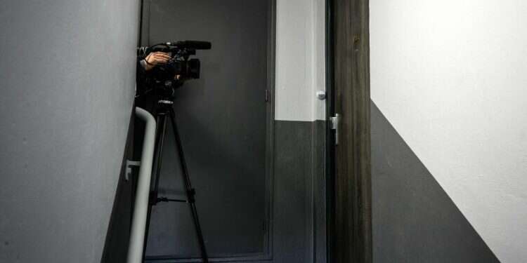 הכניסה לביתה של הצרפתייה שנדקרה אתמול. צילום: AFP צרפת על היהודייה שנדקרה: "ככל הנראה תקיפה אנטישמית"