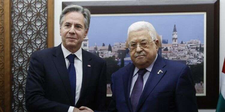 פגישת בלנקן ואבו מאזן ברמאללה. צילום: AFP אחרי פגישת בלינקן-אבו מאזן: במנגנוני הביטחון הפלסטיניים קוראים למרד