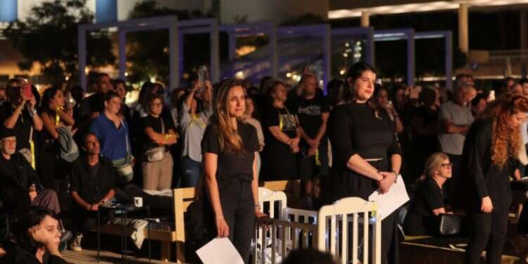 הפגנת תמיכה בחטופים ובמשפחותיהם בתל-אביב. צילום: AFP הכנסת אישרה: קרובי החטופים יזכו להכרה מקבילה למשפחות שכולות