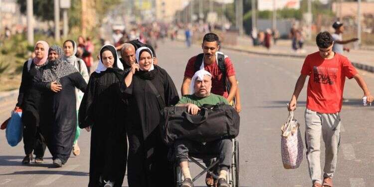 צפון עזה מתרוקנת מתושביה: מאות אלפי פלסטינים כבר נמלטו