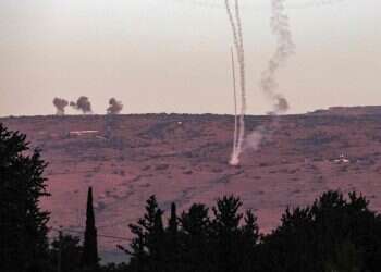 יירוט רקטות על גבול לבנון, אתמול. צילום: AFP מלחמה בצפון: אזעקות בכל הגליל העליון. פצועים אנוש וקשה מירי נ"ט, צה"ל תוקף בלבנון