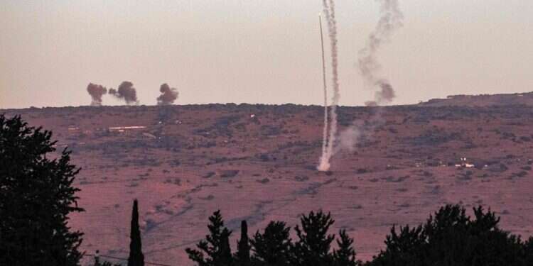 יירוט רקטות על גבול לבנון, אתמול. צילום: AFP מלחמה בצפון: אזעקות בכל הגליל העליון. פצועים אנוש וקשה מירי נ"ט, צה"ל תוקף בלבנון