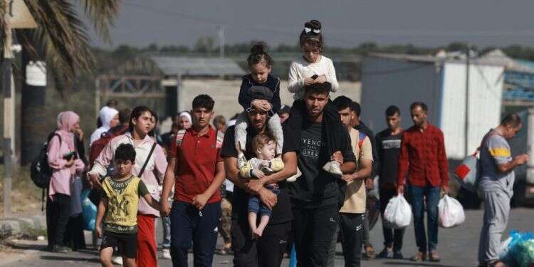 פלסטינים נמלטים מצפון רצועת עזה, בתחילת המלחמה. צילום: AFP שידור חי: תושבי צפון עזה נמלטים דרומה