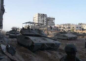 כוחות שיריון ברצועת עזה, השבוע. צילום: איי.אף.פי "מצאנו כמות אסטרונומית של פירים, בתים ממולכדים ומטענים"