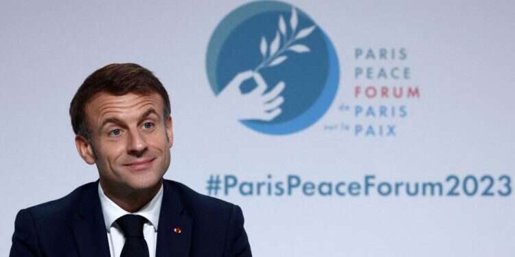 נשיא צרפת עמנואל מקרון. צילום: AFP בצרפת מתרצים את דברי מקרון: "רק הזכיר את סבלם של חפים מפשע"