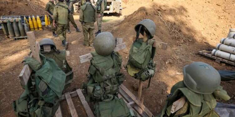 כוחות תותחנים בגבול הצפון. צילום: איי.אף.פי "הסטטוס־קוו יישמר": ביישוב זרעית קולטים משפחות "סרוגות"