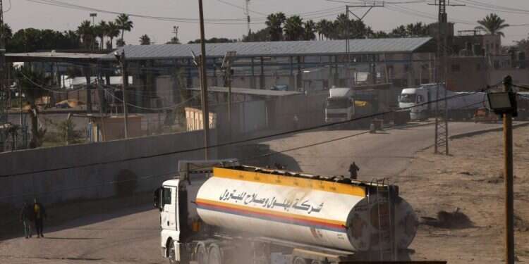 למרות ההבטחות. משאית דלק נכנסת לרצועה ממעבר רפיח, בשבוע שעבר. צילום: איי.אף.פי