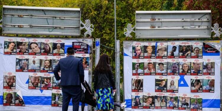 מודעות חטופים בירושלים. צילום: AFP העם, לא שופטי העליון, יקבע מי אחראי למחדל 7 באוקטובר