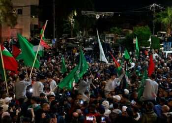 עם דגלי חמאס ושירי הלל: המוני תומכי טרור חגגו את שחרור המחבלים