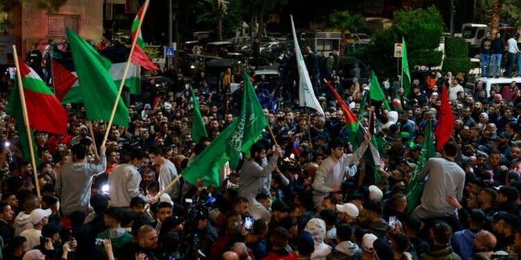 עם דגלי חמאס ושירי הלל: המוני תומכי טרור חגגו את שחרור המחבלים