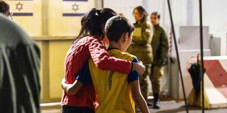 איתן יהלומי בן ה-12 פוגש את אמו לאחר ששוחרר מידי חמאס. צילום: AFP נשים וילדים עד גיל 19 בלבד: חמאס ישחרר 20 חטופים נוספים