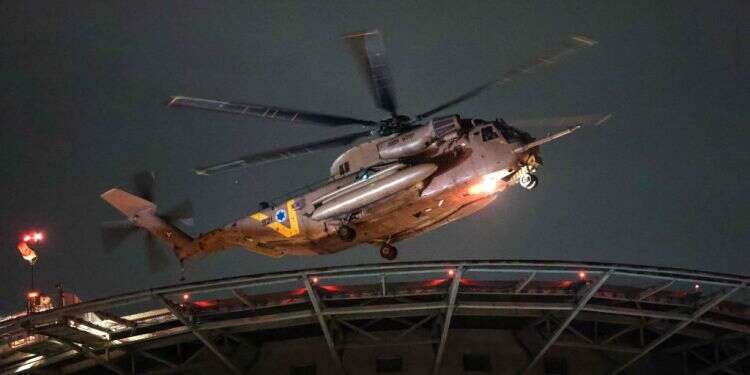 מסוק נושא חטופים ישראלים משוחררים לבית חולים. צילום: AFP הדיונים בהארכת הפסקת האש: שחרור גברים וחיילים, הצעה לעסקת "כולם תמורת כולם"