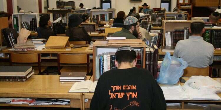 ישיבת ההסדר בקריית ארבע. למצולמים אין קשר לכתבה. צילום: גרשון אלינסון/פלאש90 הרב שמואל אליהו נגד מנהיגי המחאה: "מחכים לשמוע סליחה"