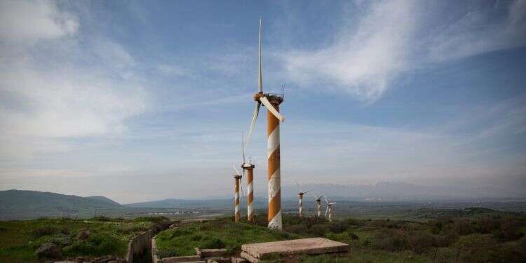 טורבינות רוח ושרידי מוצב צבאי ישן ברמת הגולן. צילום: הדס פרוש/פלאש90 עליה בטמפרטורות לקראת דצמבר: תחזית מזג האוויר